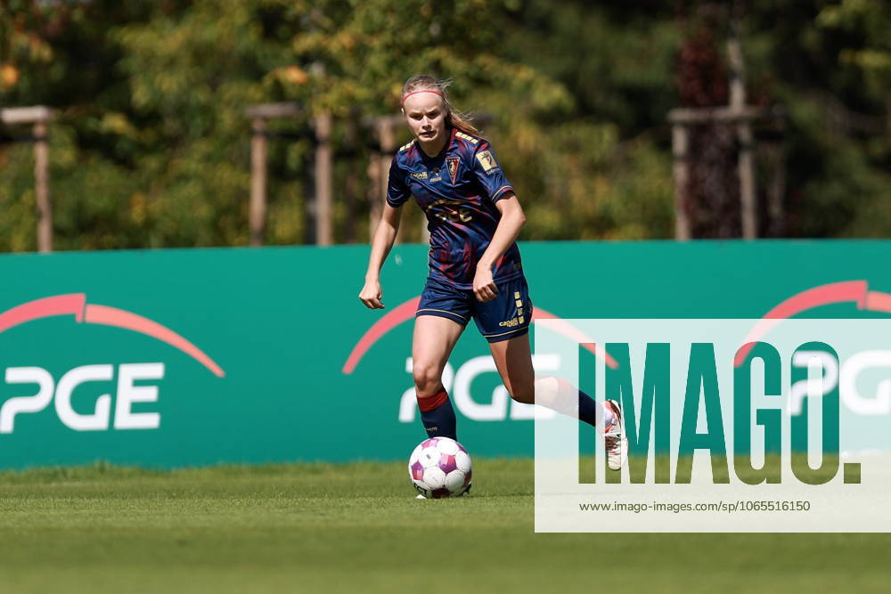 MECZ EKSTRALIGI KOBIET W PILCE NOZNEJ -- WOMENS EKSTRALIGA MATCH POGON SZCZECIN - REKORD BIELSKO-BIALA NZ ZOFIA GIETKOWSKA FOT. KRZYSZTOF CICHOMSKI NEWSPIX.PL --- newspix.pl