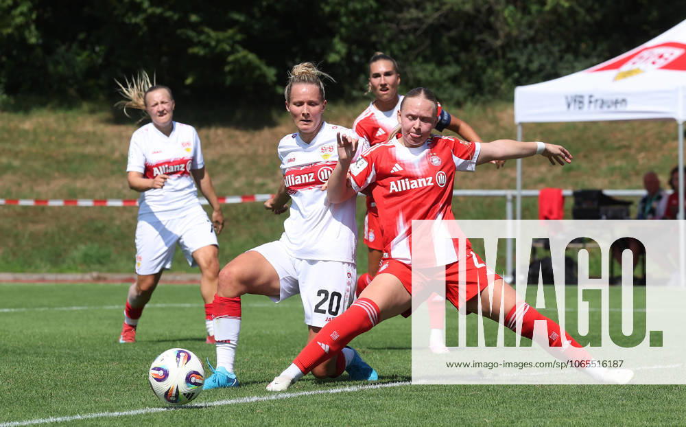 Stuttgart , Fußball 2. Bundesliga , VfB Stuttgart Frauen vs. FC Bayern München Frauen II , von links: Jana Beuschlein ( VfB ) Eszter Reszler ( Bayern )