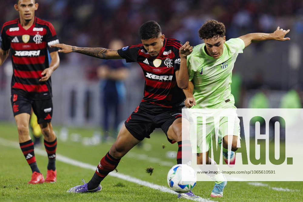 Guilherme Gomes of CR Flamengo (L) fights for the ball during the Under-20 Intercontinental Cup 2025 match between CR Flamengo and FC Barcelona, Barca at Estadio do Maracana on August 23, 2025 in Rio de Janeiro, Brazil. (Photo by Daniel Castelo Branco Eurasia Images) Rio de Janeiro Estadio do Maracana Rio de Janeiro Brazil