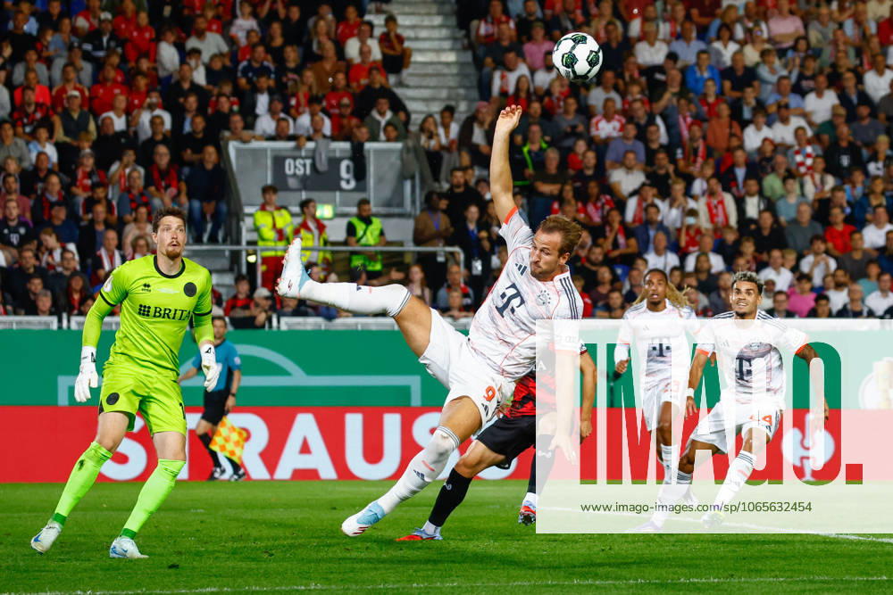 Fussball DFB Pokal 1.Runde, SV Wehen Wiesbaden - Bayern München v.l. Harry Kane (FC Bayern Muenchen, 9) am Ball, plays the ball Wiesbaden