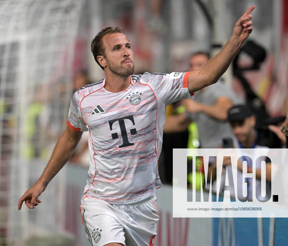 Torjubel nach dem 3:2 Siegtreffer von Harry Kane fotografiert beim Fußball DFB Pokal Spiel Wehen Wiesbaden. gegen den FC Bayern München am 27.8.2025 in Wiesbaden.