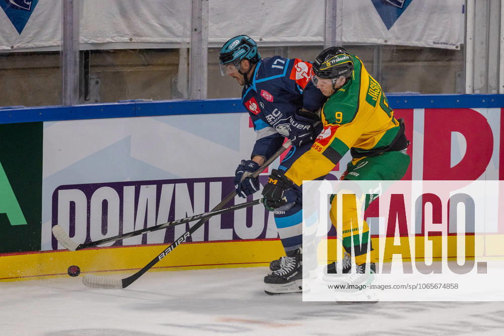 Ingolstadt, Deutschland 28. August 2025: Champions Hockey League - 2025 2026 - ERC Ingolstadt vs. Ilves Tampere Im Bild:v. li. im Zweikampf Abbott Girduckis (ERC) und Erik Borg (Ilves Tampere)