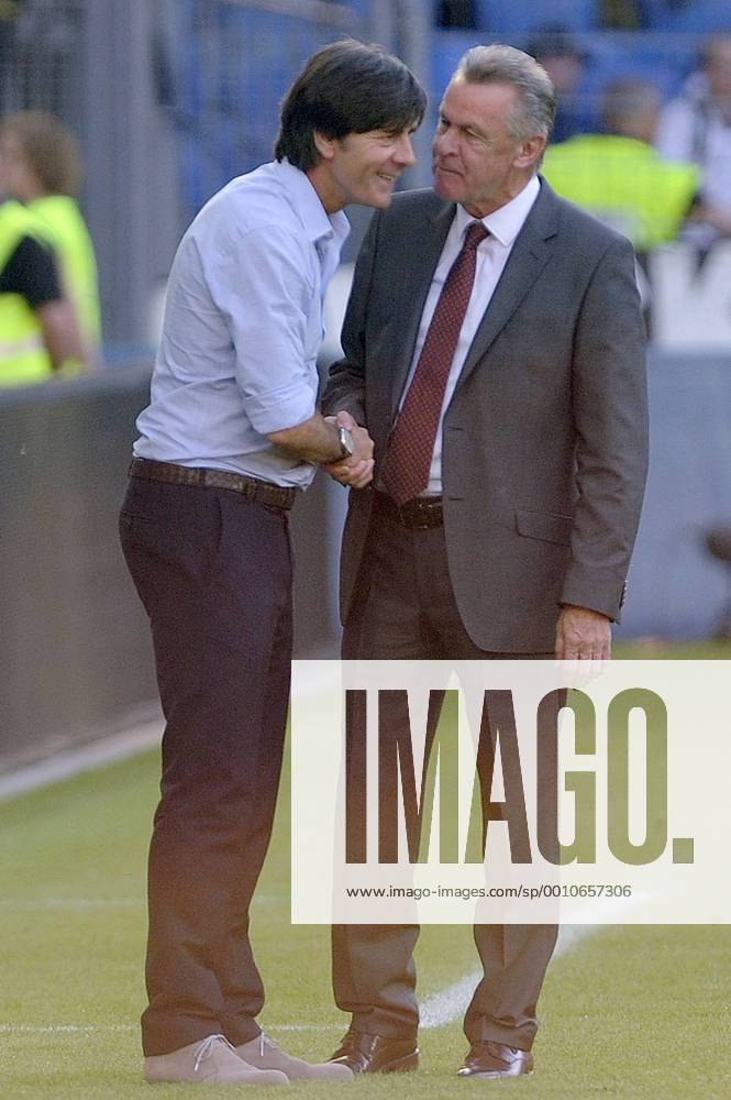 Bundestrainer Joachim LÖW (GER) gratuliert Ottmar HITZFELD (Trainer SUI) nach dem Spiel, Fussball Länderspiel Schweiz (SUI)-Deutschland (GER). Sasion11 12,Saison 2011 2012,Testspel,Freundschaftsspiel.26.05.2012