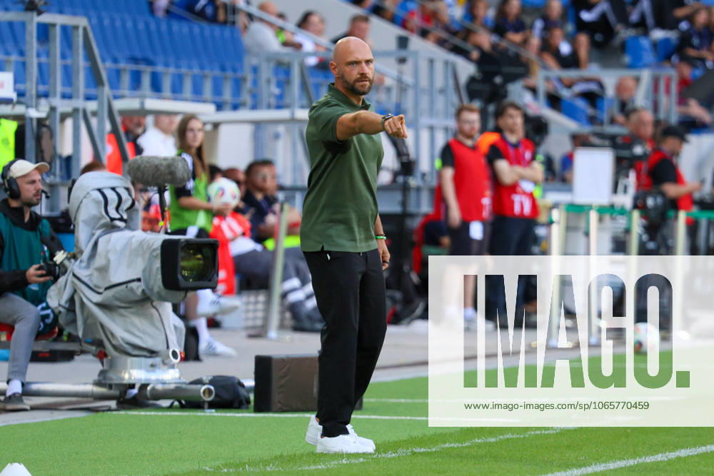 Karlsruhe, Deutschland 30. August 2025: DFB - Supercup - Frauen - 2025 2026 - FC Bayern München vs. VfL Wolfsburg Im Bild: Cheftrainer Stephan Lerch (VfL Wolfsburg) DFB regulations prohibit any use of photographs as image sequences and or quasi-video BBBank Wildpark Baden Württemberg