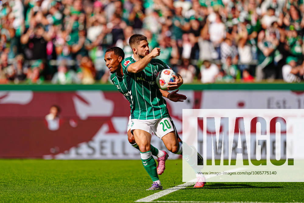 Torjubel nach Tor zum 1:2 per Elfmeter Strafstoss Romano Schmid (SV Werder Bremen, 20) GER, SV Werder Bremen vs. Bayer 04 Leverkusen, Fussball, Bundesliga, Spieltag 2, Spielzeit 2025 2026, 30.08.2025 DFL REGULATIONS PROHIBIT ANY USE OF PHOTOGRAPHS AS IMAGE SEQUENCES AND OR QUASI-VIDEO GER, SV Werder Bremen vs. Bayer 04 Leverkusen, Fussball, Bundesliga, Spieltag 2, Spielzeit 2025 2026, 30.08.2025 Bremen