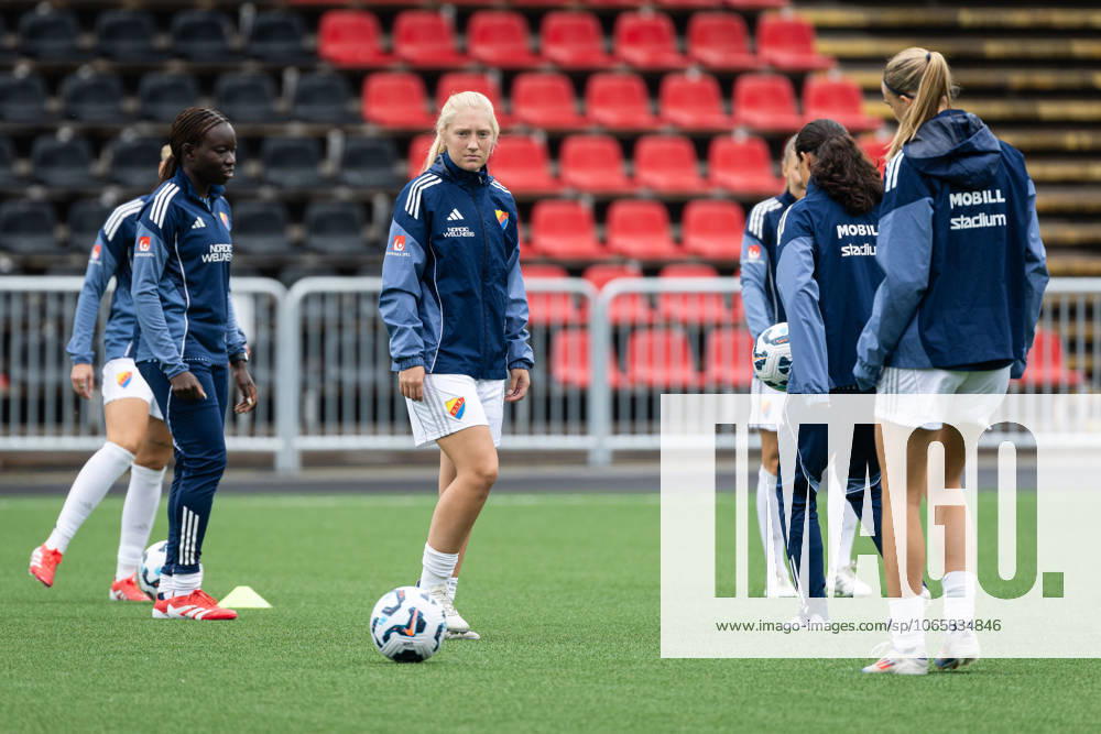 Djurgardens Elsa Cleve under uppvärmningen innan fotbollsmatchen i Damallsvenskan mellan Brommapojkarna och Djurgarden den 31 augusti 2025 i Stockholm.