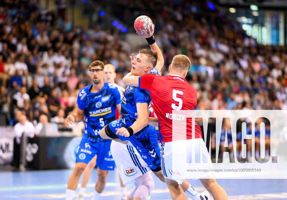 Simone Mengon (TVB Stuttgart, 15) beim Wurf und im Griff von Oliver Norlyk (Handball Verein Hamburg, 05), TVB Stuttgart vs. Handball Sport Verein Hamburg, Handball, DAIKIN 1. Handball Bundesliga, 1. Spieltag, Saison 2025 2026, 31.08.2025 Eibner-Pressefoto Andreas Ulmer TVB Stuttgart vs. Handball Sport Verein Hamburg, Handball, DAIKIN 1. Handball Bundesliga, 1. Spieltag, Saison 2025 2026, 31.08.2025 Stuttgart