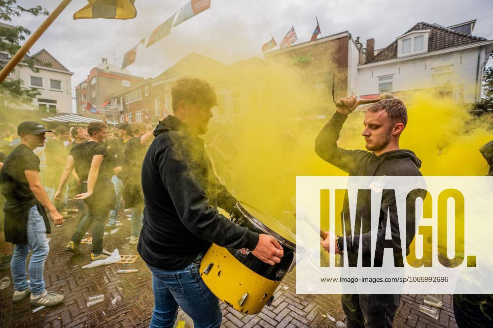 ARNHEM - Fans at the Korenmarkt square celebrate Vitesse regaining its professional license. The Arnhem Court of Appeal ruled in favor of the Arnhem football club in its appeal against the revoked professional license. ANP ROLAND HEITINK netherlands out - belgium out IVx 534887178 originalFilename: 0832342700st