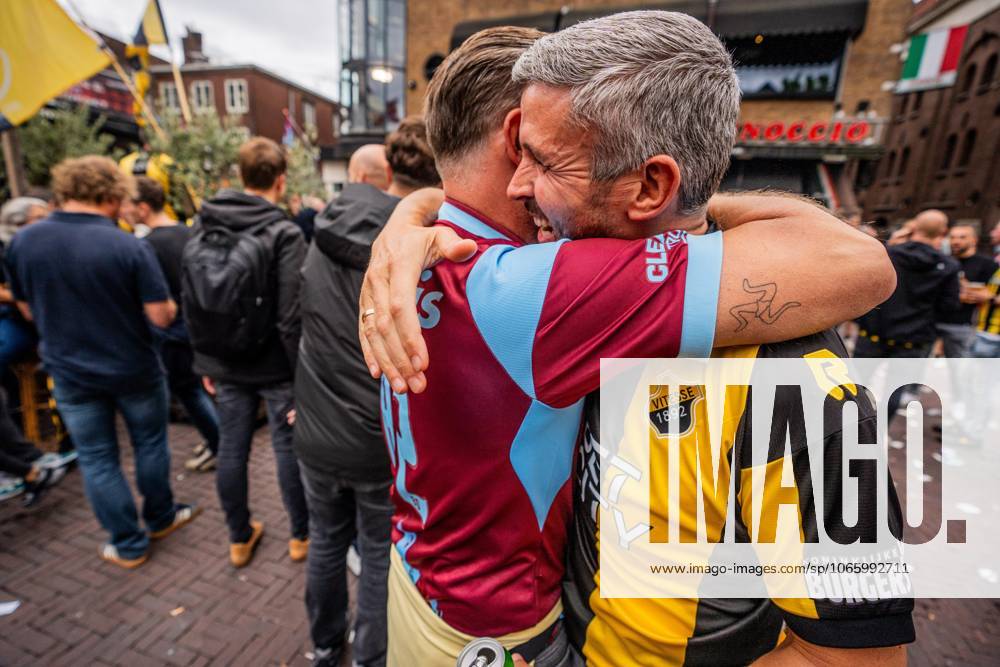 ARNHEM - Fans at the Korenmarkt square celebrate Vitesse regaining its professional license. The Arnhem Court of Appeal ruled in favor of the Arnhem football club in its appeal against the revoked professional license. ANP ROLAND HEITINK netherlands out - belgium out IVx 534887120 originalFilename: 0832343020st