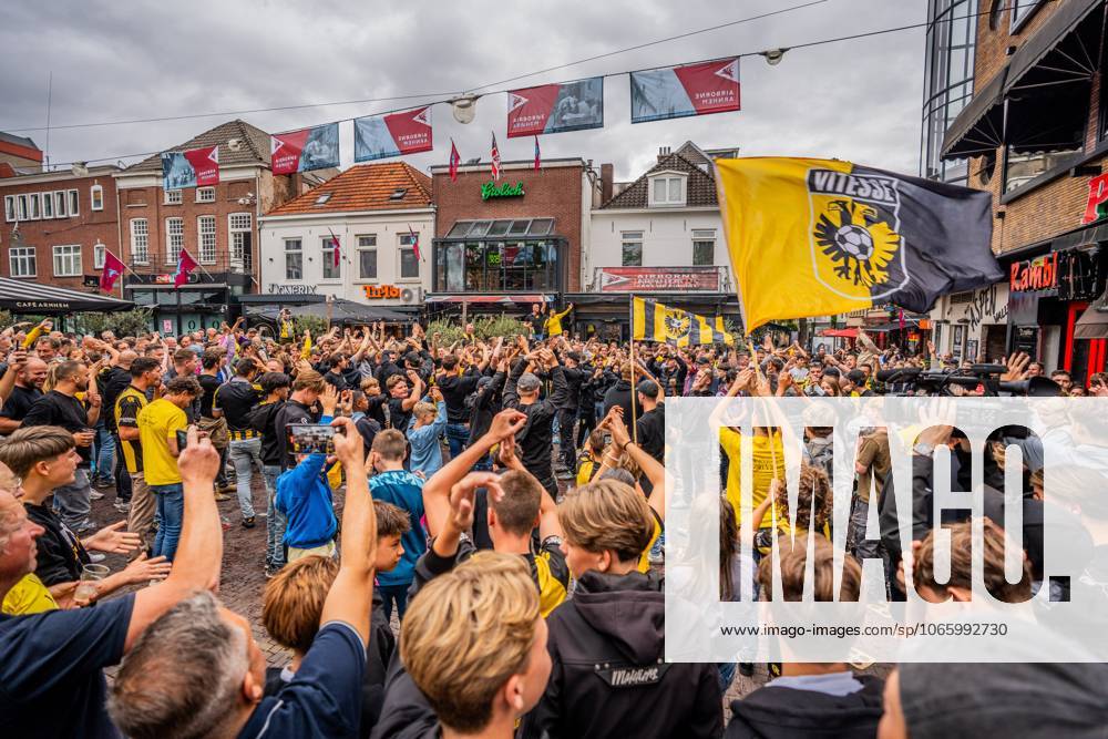ARNHEM - Fans at the Korenmarkt square celebrate Vitesse regaining its professional license. The Arnhem Court of Appeal ruled in favor of the Arnhem football club in its appeal against the revoked professional license. ANP ROLAND HEITINK netherlands out - belgium out IVx 534887155 originalFilename: 0832343050st