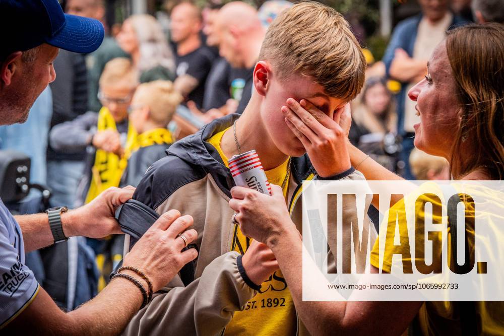 ARNHEM - Fans at the Korenmarkt square celebrate Vitesse regaining its professional license. The Arnhem Court of Appeal ruled in favor of the Arnhem football club in its appeal against the revoked professional license. ANP ROLAND HEITINK netherlands out - belgium out IVx 534887189 originalFilename: 0832343060st