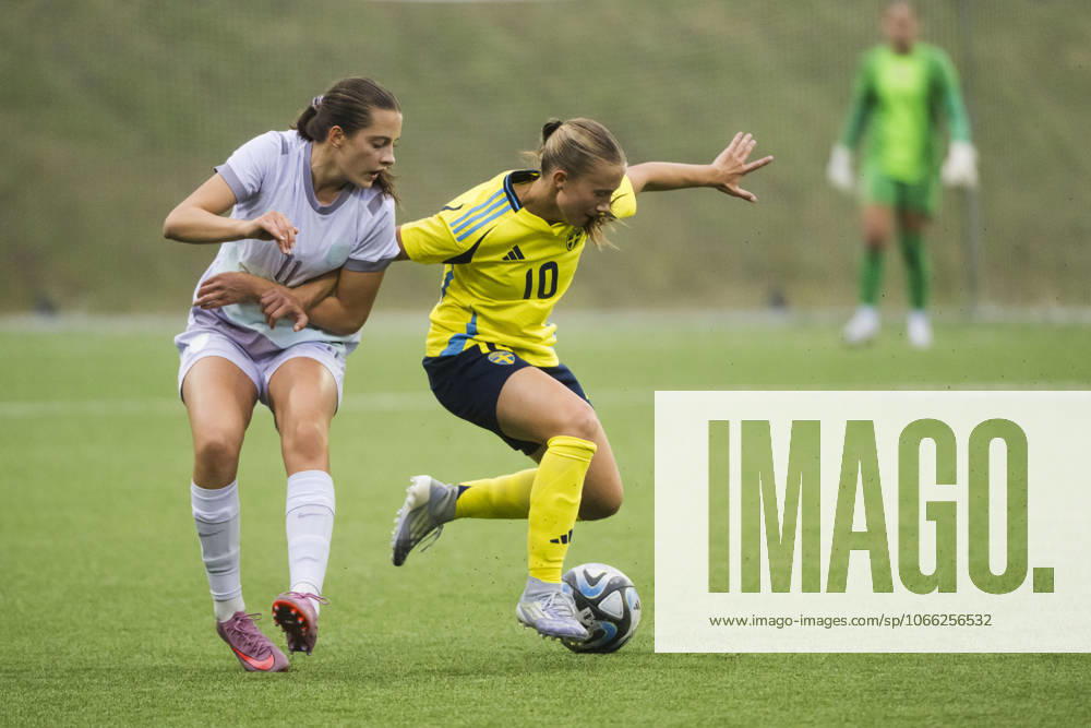 Norges Maia Melgard och Sveriges Fanny Peterson under F16-landskampen i fotboll mellan Sverige och Norge den 10 september 2025 i Örnsköldsvik.