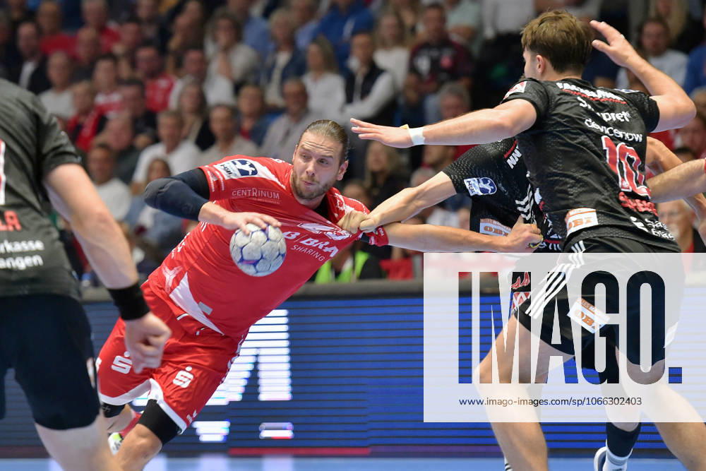Olle Forsell Schefvert (MT Melsungen 25) (am Ball), Florian Scheerer (HC Erlangen 10) (R) , GER, MT Melsungen - HC Erlangen, Handball, 1. Bundesliga, 4. Spieltag, Saison 2025 2026, 12.09.2025, GER, MT Melsungen - HC Erlangen, Handball, 1. Bundesliga, 4. Spieltag, Saison 2025 2026, 12.09.2025 Kassel