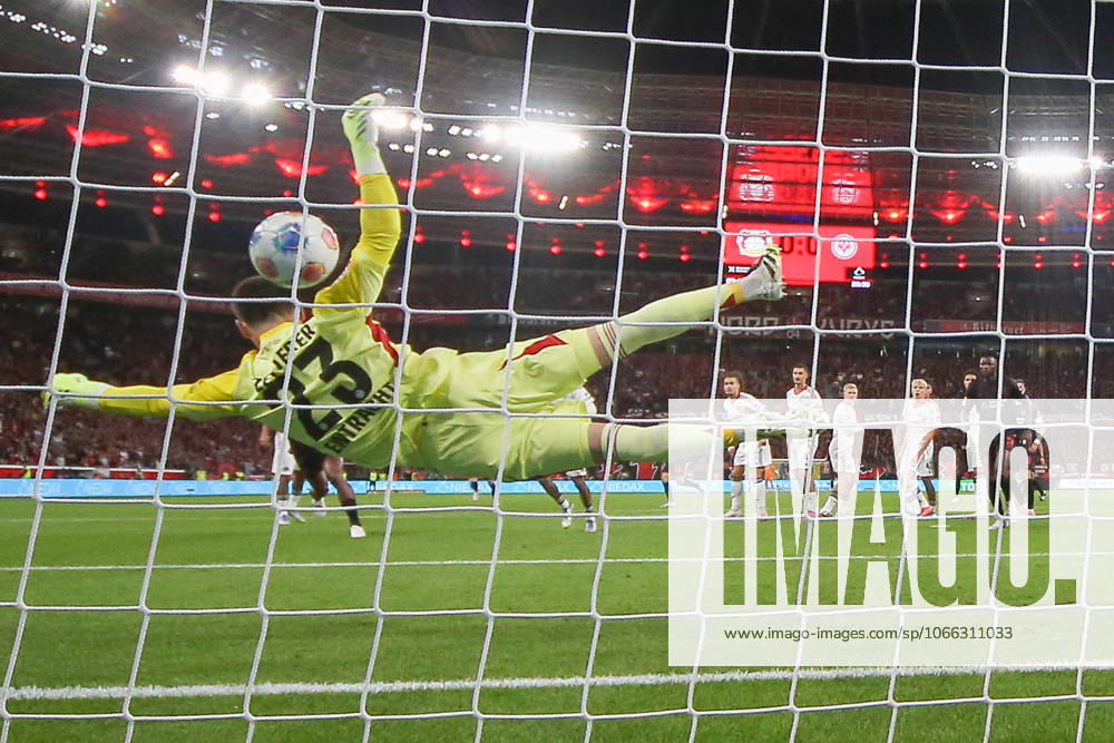 1. Bundesliga - Bayer 04 Leverkusen - Eintracht Frankfurt am 12.09.2025 in der BayArena in Leverkusen Alejandro Grimaldo (Leverkusen 20) erzielt gegen Torwart Michael Zetterer (Frankfurt 23) das Tor zum 1 zu 0