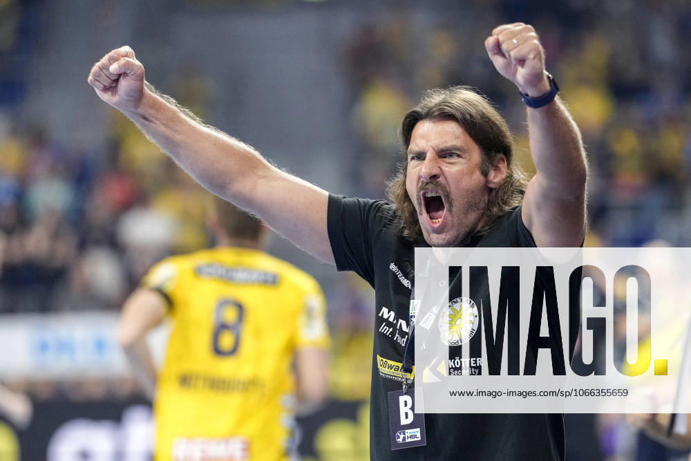 Sebastian Hinze (Trainer, Cheftrainer, ThSV), Einzelbild, Einzelfoto, Aktion, Action, Jubel, jubeln, jubelt, celebration, Freude, freuen, freut sich, zuversichtlich, optimistisch, positiv, Spielszene, 13.09.2025, Mannheim (Deutschland), Handball, Bundesliga, Rhein-Neckar Löwen - ThSV Eisenach