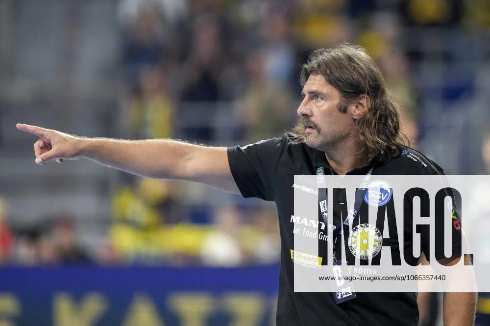 Sebastian Hinze (Trainer, Cheftrainer, ThSV), gibt Anweisungen, gestikuliert, mit den Armen gestikulieren, Einzelbild, Einzelfoto, Aktion, Action, 13.09.2025, Mannheim (Deutschland), Handball, Bundesliga, Rhein-Neckar Löwen - ThSV Eisenach