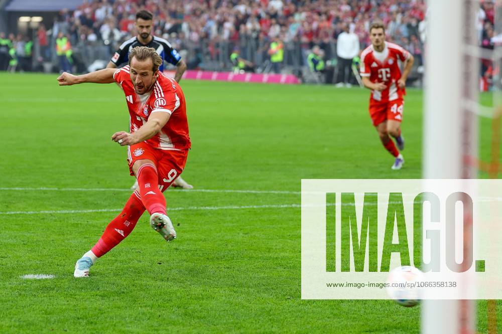 Harry Kane 9 (FC Bayern Muenchen) trifft das Tor per Elfmeter zum 3:0, FC Bayern Muenchen vs. Hamburger SV, Fussball, 3. Bundesliga, 3. Spieltag, 13.09.2025 DFB regulations prohibit any use of photographs as image sequences and or quasi-video Muenchen Bayern Deutschland