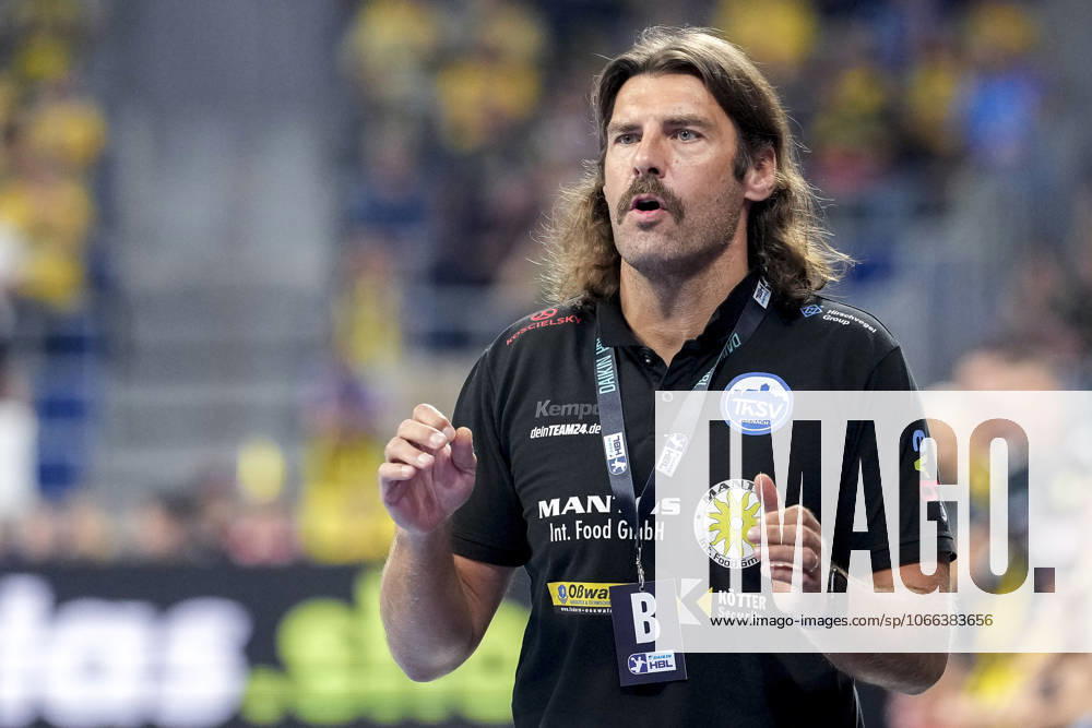 Sebastian Hinze (Trainer, Cheftrainer, ThSV), gibt Anweisungen, gestikuliert, mit den Armen gestikulieren, Einzelbild, Einzelfoto, Aktion, Action, 13.09.2025, Mannheim (Deutschland), Handball, Bundesliga, Rhein-Neckar Löwen - ThSV Eisenach