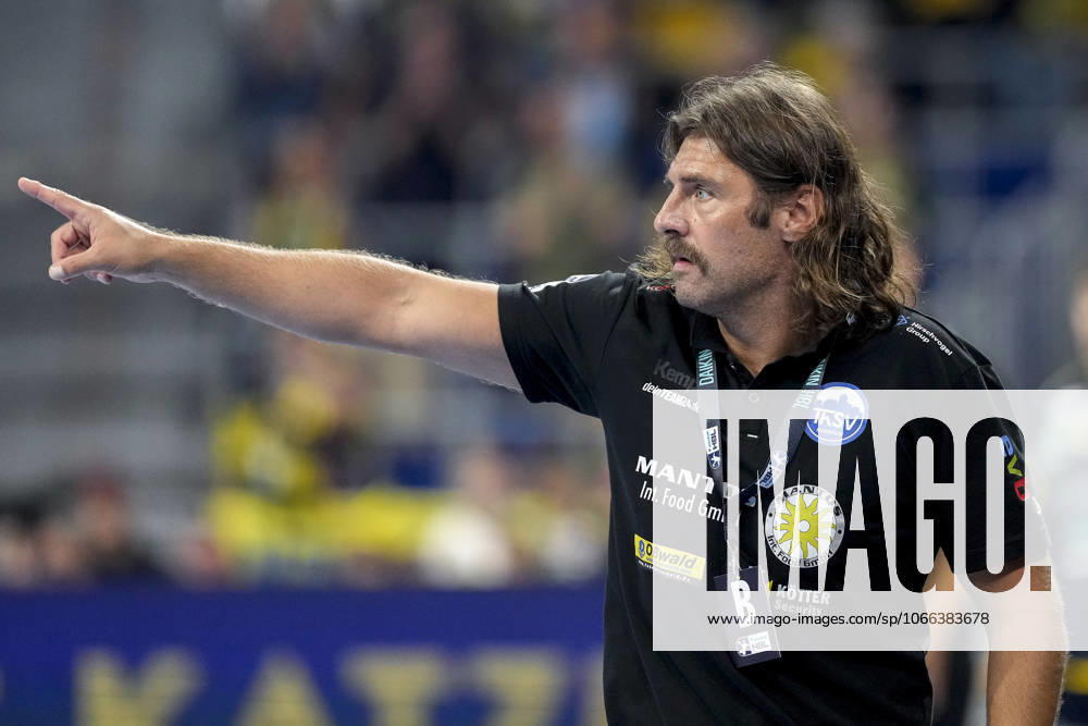 Sebastian Hinze (Trainer, Cheftrainer, ThSV), gibt Anweisungen, gestikuliert, mit den Armen gestikulieren, Einzelbild, Einzelfoto, Aktion, Action, 13.09.2025, Mannheim (Deutschland), Handball, Bundesliga, Rhein-Neckar Löwen - ThSV Eisenach