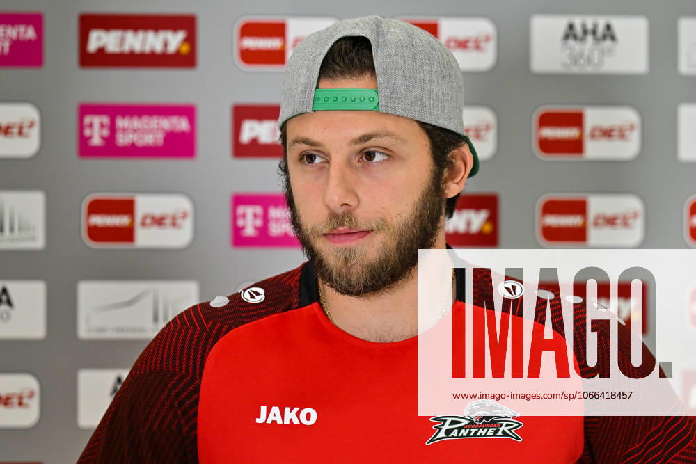Penny DEL; Augsburger Panther - Adler Mannheim, 14.09.2025 Im Bild Riley DAMIANI (Augsburger Panther 19) beim Interview von MagentaSport vor der Partie in Augsburg Einzelfoto Freisteller DEL: Augsburger Panther - Adler Mannheim; Curt Frenzel Stadion am 14.09.2025