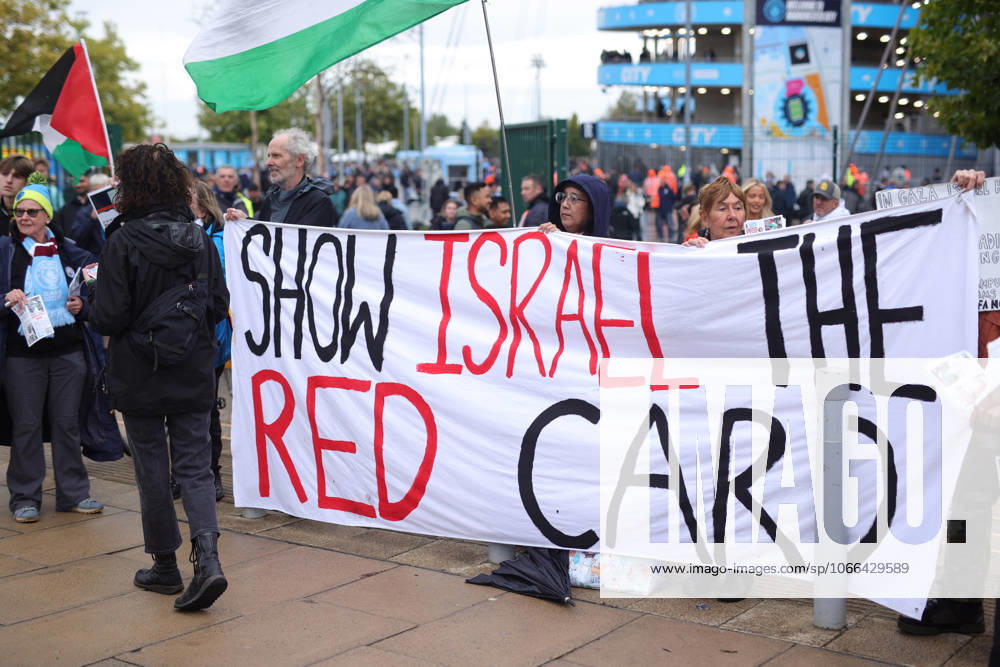 Manchester City v Manchester United, ManU 14th September 2025 - Premier League - Manchester City v Manchester United - an anti-Israel protest outside the Etihad Stadium - Photo: Simon Stacpoole Offside. Manchester UK
