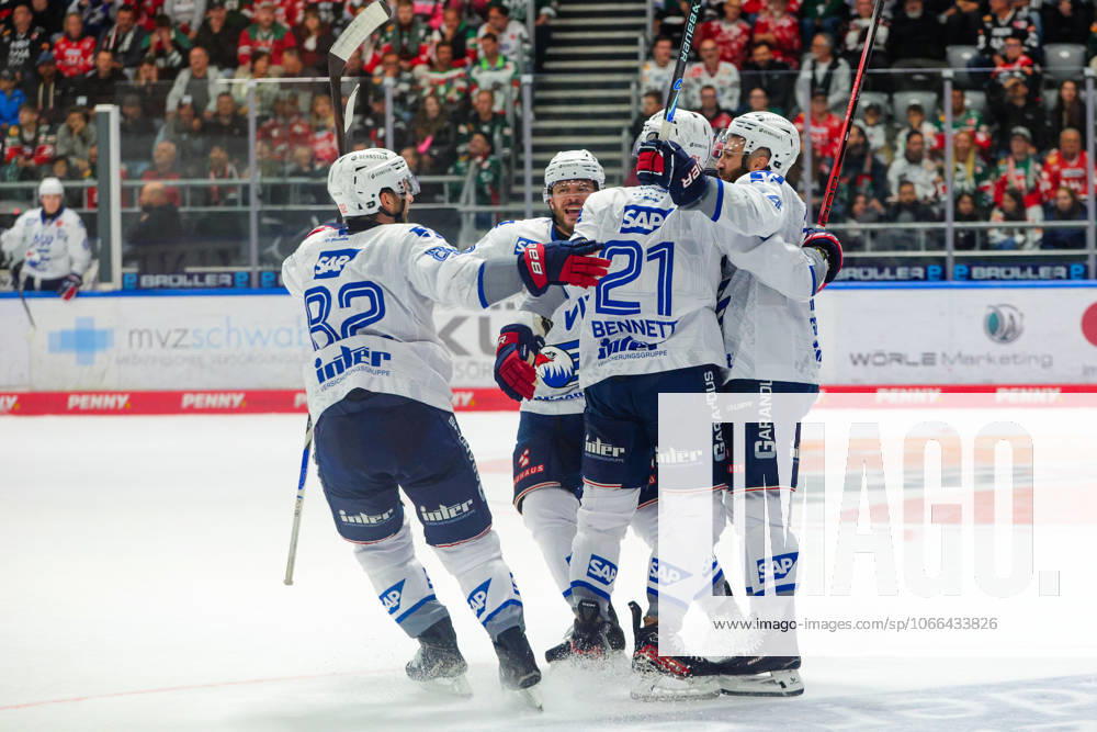 Team (Adler Mannheim) Tor zum 3 : 4 beim Spiel zwischen Augsburger Panther v Adler Mannheim, Eishockey, Herren, Penny DEL, 2025 2026, 2.Spieltag am 14.09.2025 in Augsburg, Curt-Frenzel-Stadion. Bayern Deutschland