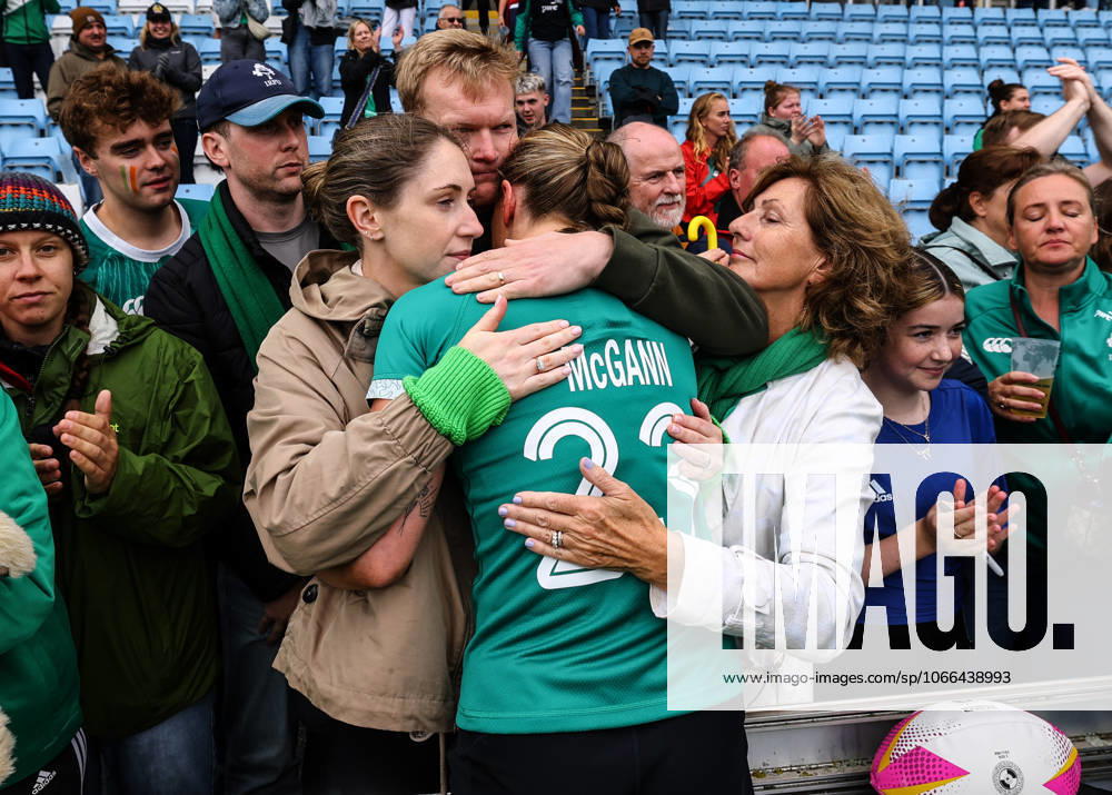 2025 Women s Rugby World Cup Quarter-Final, Sandy Park, Exeter, England 14 9 2025 France vs Ireland Ireland s Anna McGann with her family after the game Anna McGann with her family after the game 14 9 2025