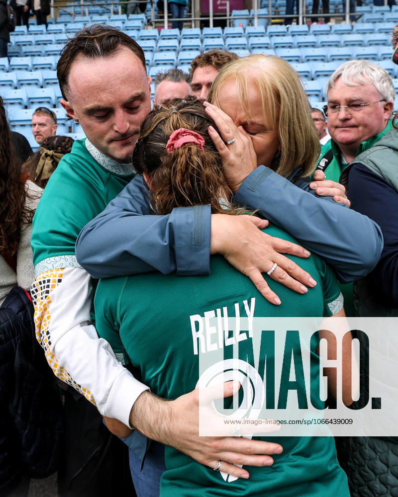 2025 Women s Rugby World Cup Quarter-Final, Sandy Park, Exeter, England 14 9 2025 France vs Ireland Ireland s Aoibheann Reilly with her family dejected after the game Aoibheann Reilly with her family dejected after the game 14 9 2025