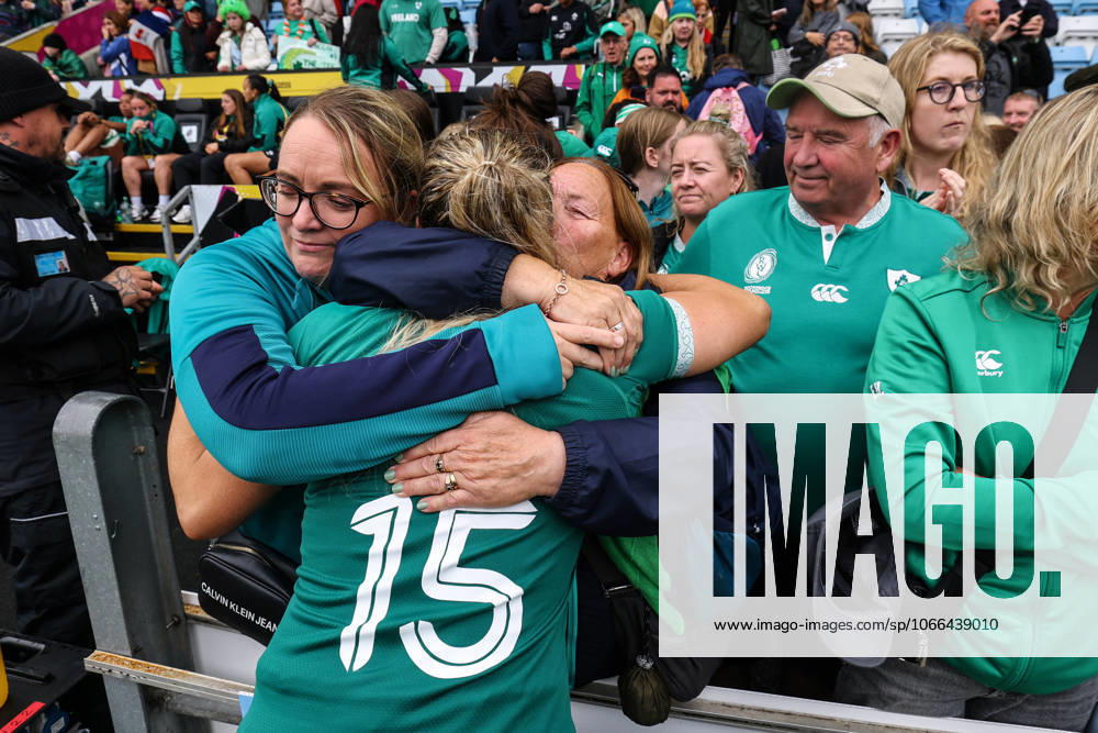 2025 Women s Rugby World Cup Quarter-Final, Sandy Park, Exeter, England 14 9 2025 France vs Ireland Ireland s Stacey Flood with her family dejected after the game Stacey Flood with her family dejected after the game 14 9 2025