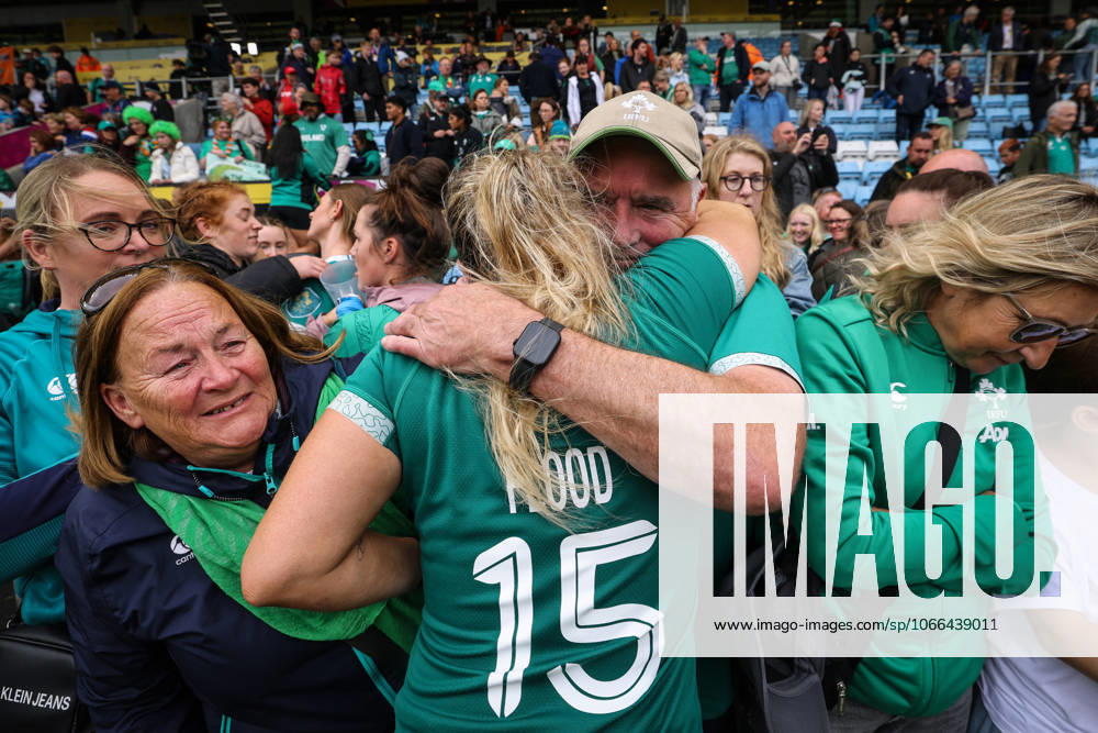 2025 Women s Rugby World Cup Quarter-Final, Sandy Park, Exeter, England 14 9 2025 France vs Ireland Ireland s Stacey Flood with her family dejected after the game Stacey Flood with her family dejected after the game 14 9 2025