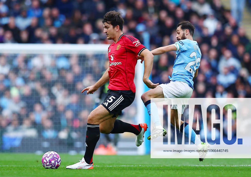 Harry Maguire of Manchester United, ManU and Bernardo Silva of Manchester City Manchester City v Manchester United, Premier League, Football, Etihad Stadium, Manchester, UK - 14 Sept 2025Manchester Etihad Stadium United Kingdom