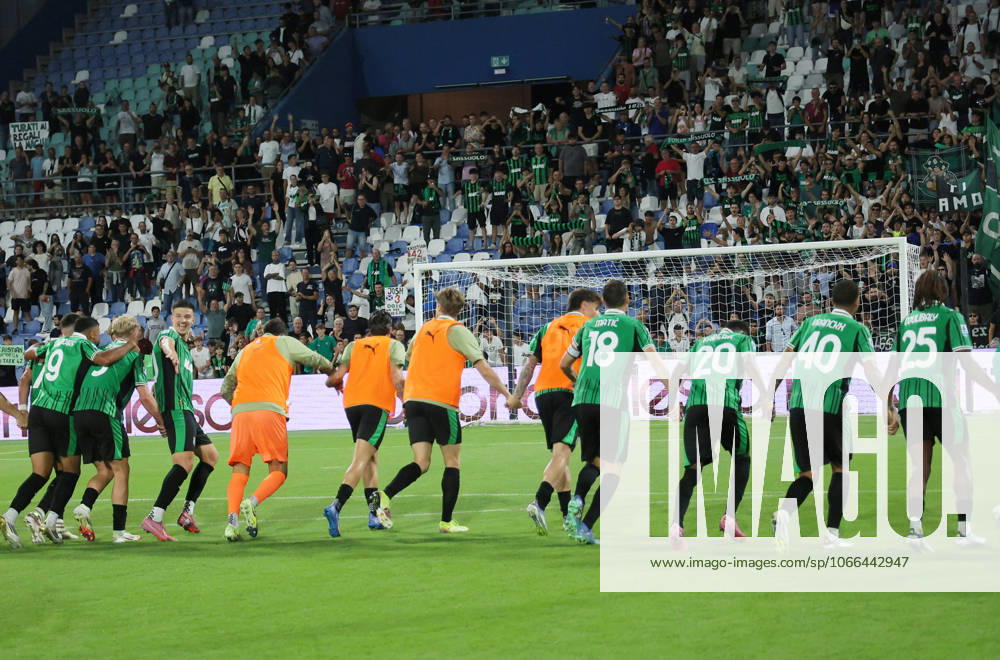 Sassuolo players greet the supporters at the end of the Serie A Unilive soccer match between U.S Sassuolo and S.S. Lazio at Mapei stadium, Reggio Emilia, northern Italy, Monday, September 14, 2025. - Soccer - (Photo Michele Nucci - LaPresse)
