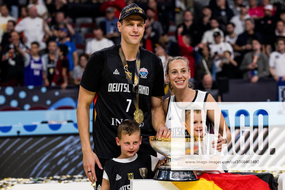 FIBA EuroBasket 2025: Gold Türkei - Deutschland; 14.09.2025 Johannes Voigtmann (Deutschland, 7) mit Frau Amrei und den Kindern FIBA EuroBasket 2025: Gold Türkei - Deutschland; Riga, Arena Riga am 14.09.2025