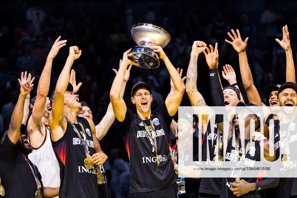 FIBA EuroBasket 2025: Gold Türkei - Deutschland; 14.09.2025 Johannes Voigtmann (Deutschland, 7) jubelnd mit Pokal, Trophäe FIBA EuroBasket 2025: Gold Türkei - Deutschland; Riga, Arena Riga am 14.09.2025