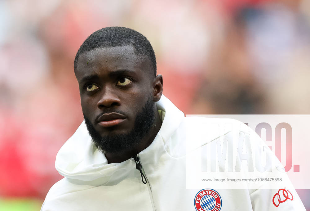Dayot Upamecano (FC Bayern Muenchen, 02) vor dem Spiel, GER, FC Bayern Muenchen vs. Hamburger SV, Fussball, Bundesliga, 3. Spieltag, Saison 2025 2026, 13.09.2025, , GER, FC Bayern Muenchen vs. Hamburger SV, Fussball, Bundesliga, 3. Spieltag, Saison 2025 2026, 13.09.2025 Muenchen