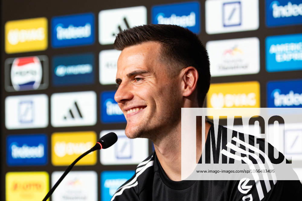 2025.09.15 Fussball 1. Bundesliga Pressekonferenz zur Vorstellung von Michael Zetterer v.l., Torwart Michael Zetterer (Eintracht Frankfurt) im Gespräch mit den Journalisten