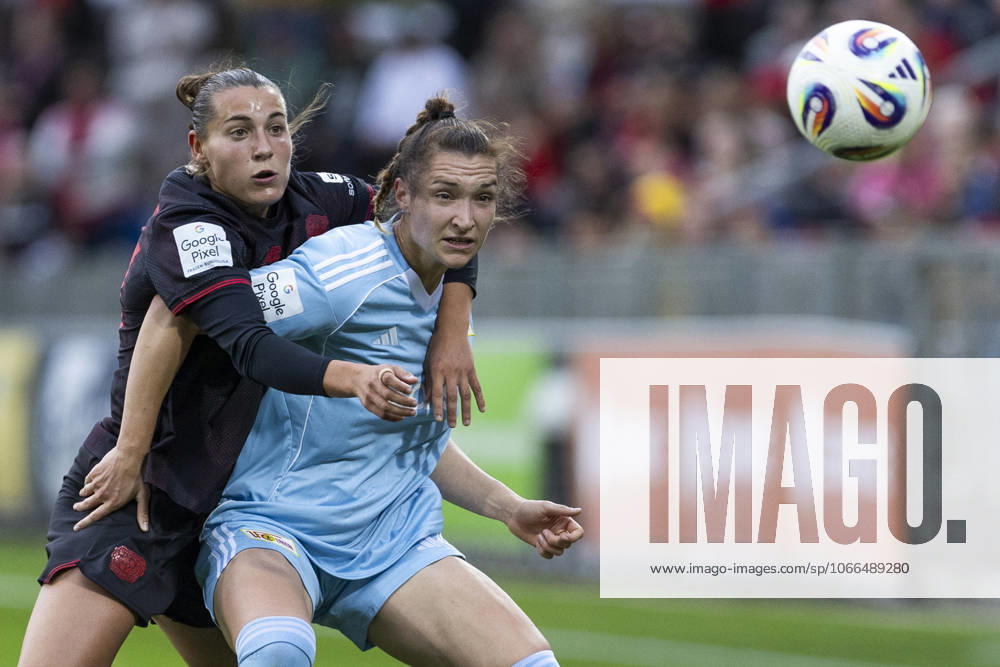 Google Pixel Frauen-Bundesliga: Bayer 04 Leverkusen - Union Berlin; 15.09.2025 Carlotta Wamser (Bayer 04 Leverkusen, 37), Sophie Weidauer (Union Berlin, 9). am 2. Spieltag der Google Pixel Frauen-Bundesliga im Spiel Bayer 04 Leverkusen gegen Union Berlin am 15.09.2025 im Ulrich-Haberland-Stadion in Leverkusen.