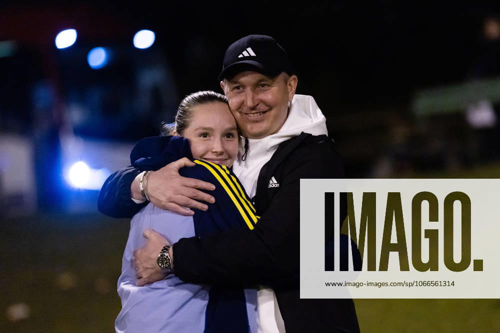 Sveriges Zoe Källström med sin pappa Kim Källström efter F15-landskampen i fotboll mellan Sverige och Norge den 17 september 2025 i Uppsala.