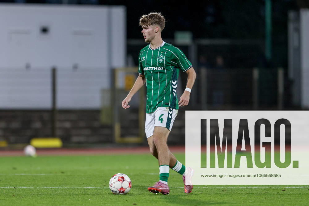 Mick Schmetgens (SV Werder Bremen II, 4) am Ball, Freisteller, Einzelbild, Ganzkörper, Aktion, Action, Spielszene, 17.09.2025, Bremen (Deutschland), Fussball, Regionalliga Nord, SV Werder Bremen II - FC Eintracht Norderstedt