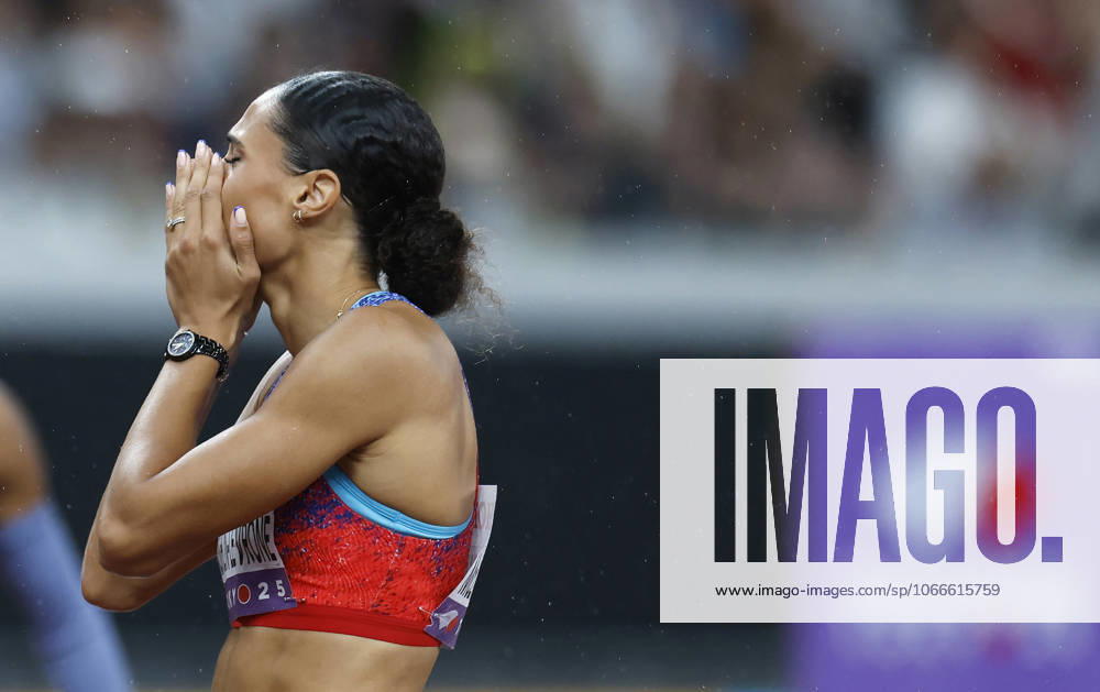 (250919) -- TOKYO, Sept. 19, 2025 -- Gold medalist Sydney McLaughlin-Levrone of the United States reacts as she sets a new championship record after the women s 400m final at the 2025 World Athletics Championships in Tokyo, Japan, Sept. 18, 2025. ) (SP)JAPAN-TOKYO-ATHLETICS-WORLD ATHLETICS CHAMPIONSHIPS-WOMEN S 400M-FINAL WangxLili