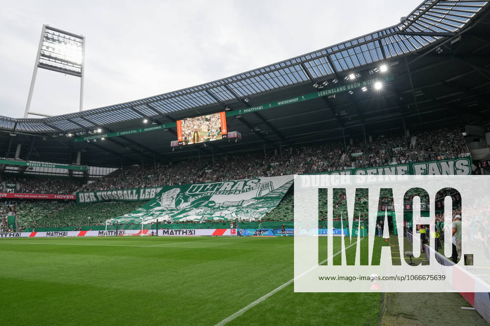 Choreografie der Fans, Ultras, Banner, Fahnen, Schal, Tribüne, Choreographie , Deutschland, Fussball, 1. Bundesliga, 4.Spieltag, 2025 2026, SV Werder Bremen vs. SC Freiburg, 20.09.2025, Weserstadion, Bremen, Deutschland DFL REGULATIONS PROHIBIT ANY USE OF PHOTOGRAPHS AS IMAGE SEQUENCES AND OR QUASI-VIDEO. Bremen Weserstadion Bremen Deutschland