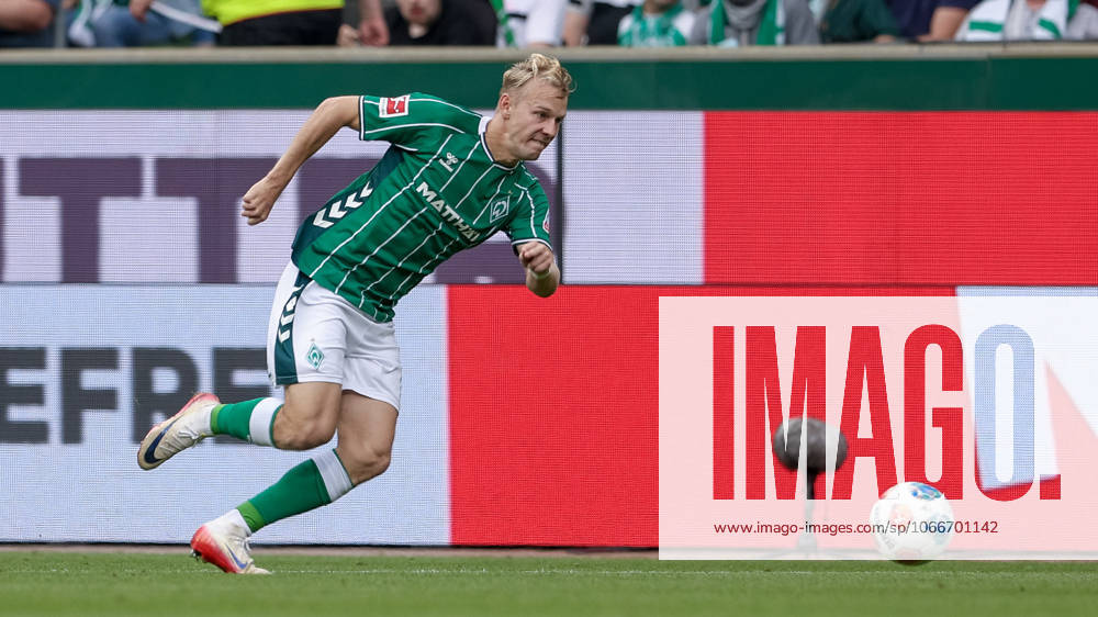Marco Grüll (SV Werder Bremen, 17) am Ball, Freisteller, Einzelbild, Ganzkörper, Aktion, Action, Spielszene, DIE DFL-RICHTLINIEN UNTERSAGEN JEGLICHE NUTZUNG VON FOTOS ALS SEQUENZBILDER UND ODER VIDEOA?HNLICHE FOTOSTRECKEN. DFL REGULATIONS PROHIBIT ANY USE OF PHOTOGRAPHS AS IMAGE SEQUENCES AND OR QUASI-VIDEO., 20.09.2025, Bremen (Deutschland), Fussball, Bundesliga, SV Werder Bremen - SC Freiburg