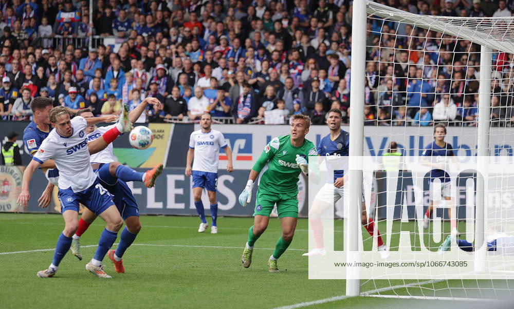 Fussball, Herren, Saison 2025 2026, 2.BL, Holstein Stadion, Holstein Kiel gegen Karlsruher SC, KSC DFL REGULATIONS PROHIBIT ANY USE OF PHOTOGRAPHS AS IMAGE SEQUENCES AND OR QUASI-VIDEO.