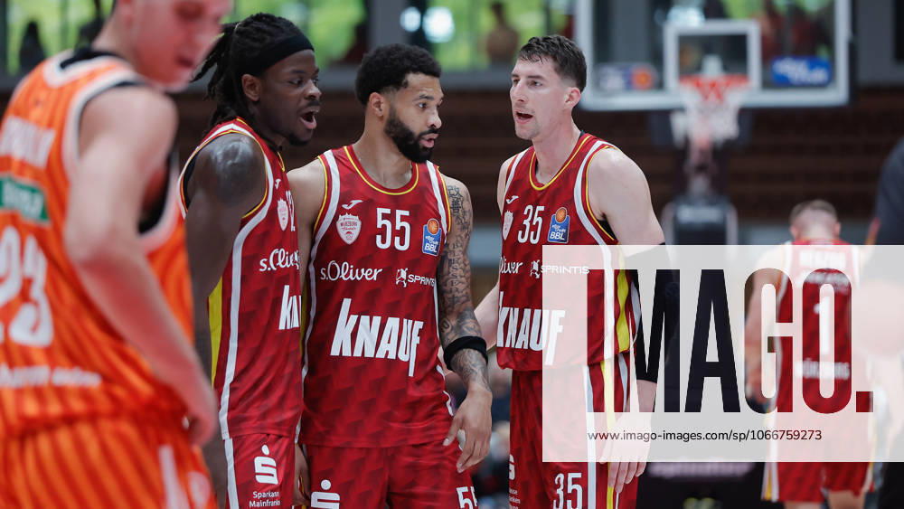 Im Bild: v.li. Charles Thompson (Wuerzburg Baskets, 32), David Muenkat (Wuerzburg Baskets, 55) und Alen Pjanic (Wuerzburg Baskets, 35) besprechen sich. 21.09.2025, Fitness First Wuerzburg Baskets vs. ratiopharm Ulm, easyCredit BBL, Saisoneroeffnung, Testspiel, Deutschland, Wuerzburg, tectake-Arena,