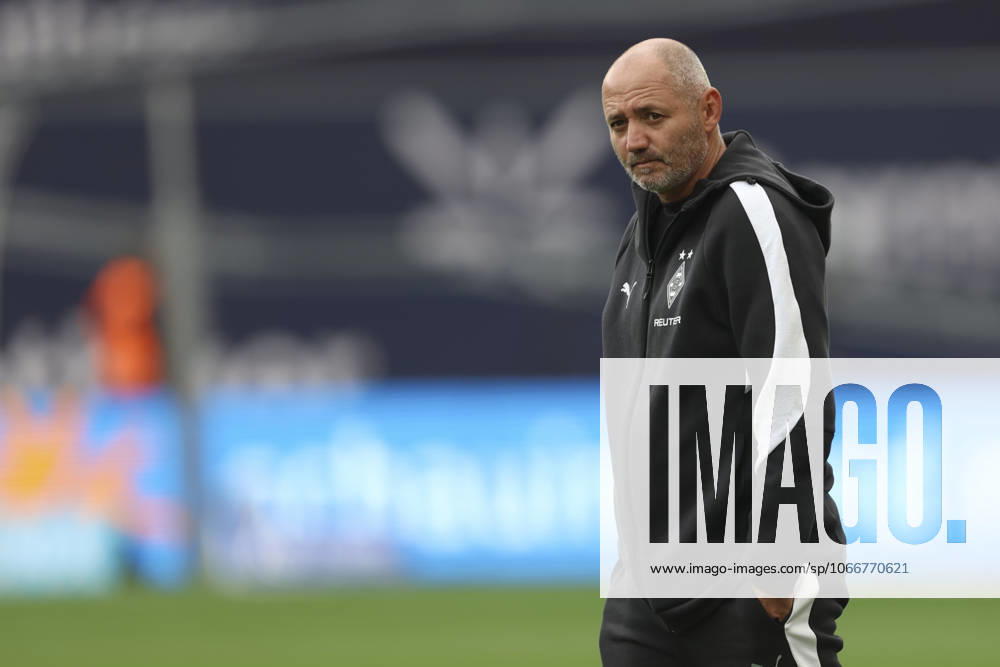 Co-Trainer Oliver Neuville (Borussia Mönchengladbach) schaut waehrend des spiels der Bundesliga zwischen Bayer 04 Leverkusen und Borussia Mönchengladbach, BayArena am 21. September 2025 in Leverkusen, Deutschland. (Foto von Oliver Kaelke DeFodi Images) +++ Co-Trainer Oliver Neuville (Borussia Mönchengladbach) looks on during the Bundesliga match between Bayer 04 Leverkusen and Borussia Mönchengladbach at BayArena on September 21, 2025 in Leverkusen, Germany. (Photo by Oliver Kaelke DeFodi Images) DFL regulations prohibit any use of photographs as image sequences and or quasi-video. (Photo by Oliver Kaelke DeFodi Images) Co Trainer Oliver Neuville Borussia Mönchengladbach looks on during the Bundesliga match between Bayer 04 Leverkusen and Borussia Mönchengladbach, BayArena on September 21, 2025 in Leverkusen, Germany Photo by Oliver Kaelke DeFodi Images Co Trainer Oliver Neuville Borussia Mönchengladbach looks on during the Bundesliga match between Bayer 04 Leverkusen and Borussia Mönchengladbach at BayArena on September 21, 2025 in Leverkusen, Germany Photo by Oliver Kaelke DeFodi Images DFL regulations prohibit any use of photographs as image sequences and or quasi video Photo by Oliver Kaelke DeFodi Images