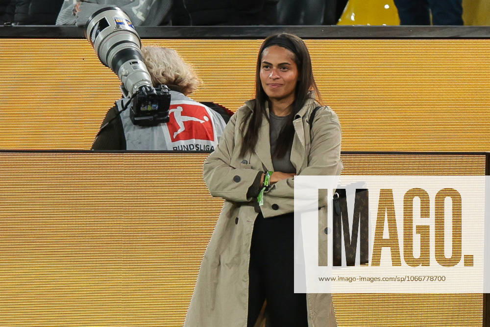 1. Bundesliga, 4. Spieltag, Borussia Dortmund - VfL Wolfsburg, Sabrina Schlotterbeck steht am Spielfeldrand, Dortmund Signal Iduna Park NRW Deutschland xRHR-FOTO DEx