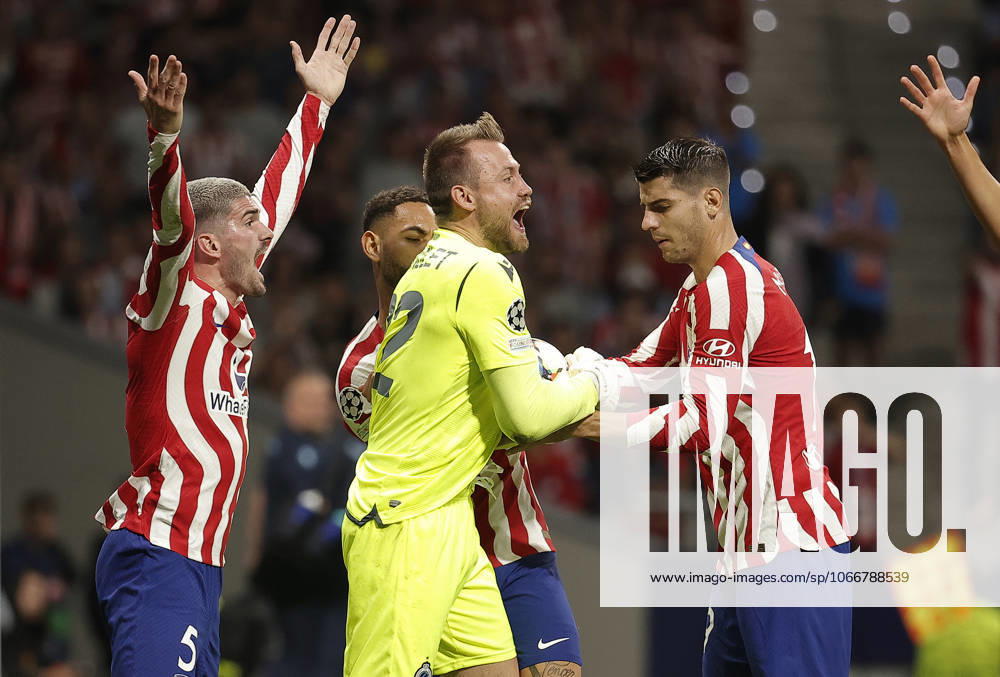 Atletico Madrid v Club Brugge - UEFA Champions League MADRID, SPAIN - OCTOBER 12: Alvaro Morata (R) and Rodrigo de Paul (L) of Atletico Madrid argue with Simon Mignolet of Club Brugge during the UEFA Champions League Group B football match between Atletico Madrid and Club Brugge at Civitas Metropolitano Stadium in Madrid, Spain on October 12, 2022. Madrid Spain. Editorial use only. Please get in touch for any other usage.
