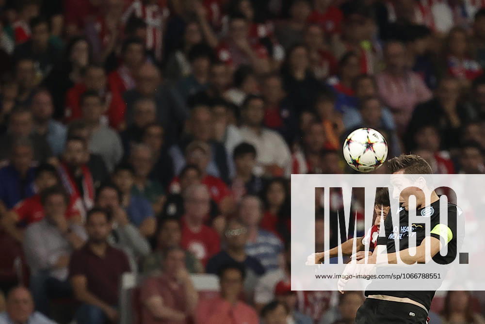 Atletico Madrid v Club Brugge - UEFA Champions League MADRID, SPAIN - OCTOBER 12: Hans Vanaken (R) of Club Brugge in action during the UEFA Champions League Group B football match between Atletico Madrid and Club Brugge at Civitas Metropolitano Stadium in Madrid, Spain on October 12, 2022. Madrid Spain. Editorial use only. Please get in touch for any other usage.