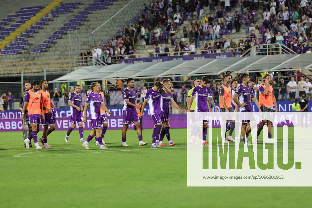 ACF Fiorentina v Como 1907 - Campionato Serie A Fiorentinas players walk towards the curva, dejected after the defeat during the Italian Serie A football match between ACF Fiorentina and Como 1907,on September 21 ,2025 at the Artemio Franchi stadium in Florence. Firenze FI Italy