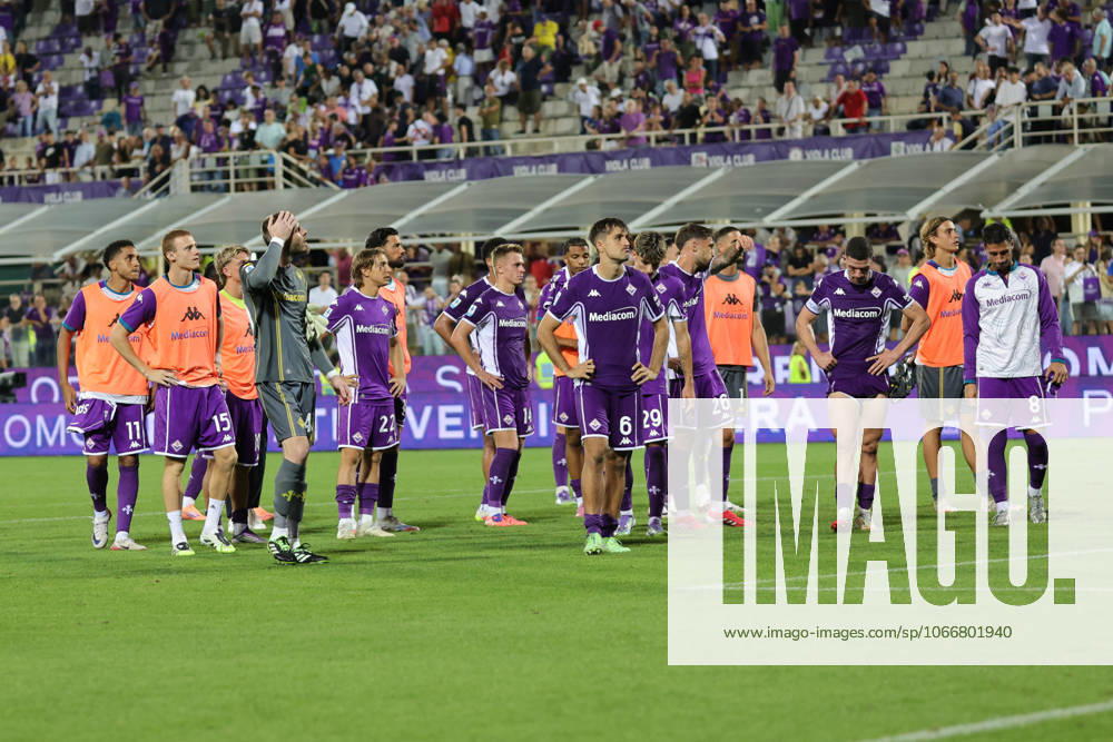 ACF Fiorentina v Como 1907 - Campionato Serie A Fiorentinas players walk towards the curva, dejected after the defeat during the Italian Serie A football match between ACF Fiorentina and Como 1907,on September 21 ,2025 at the Artemio Franchi stadium in Florence. Firenze FI Italy